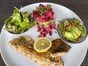 Saiblingsfilet mit zweierlei Tartare und gebratenen Zucchini-Streifen mit Pinienkerne