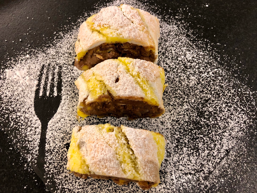 Schoko-Mango-Roulade
