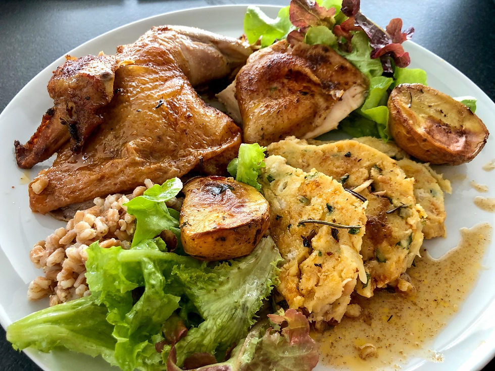 Gefülltes Bio-Brathuhn mit Bratkartoffel, Dinkelreis und Blattsalat 