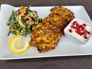 Zucchini-Laibchen mit fruchtigem Mangoldsalat und Sauerrahm-Granatapfel-Dip