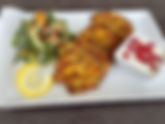 Zucchini-Laibchen mit fruchtigem Mangoldsalat und Sauerrahm-Granatapfel-Dip
