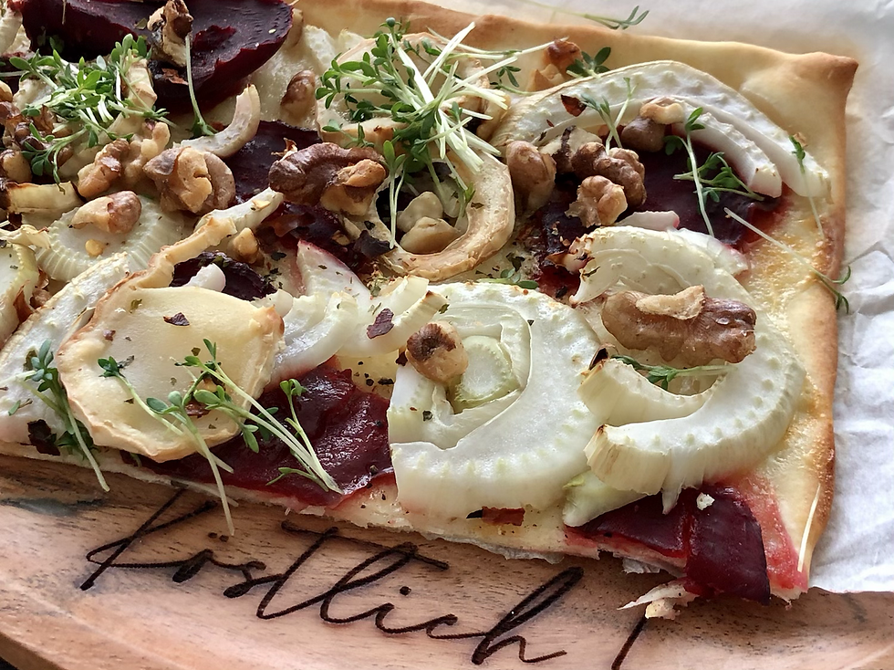 Rote Rübe-Fenchel-Ziegenkäse-Flammkuchen mit frischer Kresse
