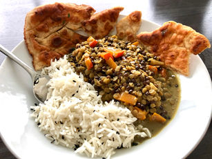 Linsen Dal mit Kürbis und Naan-Brot