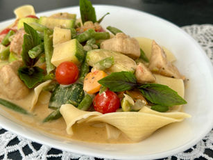 Cremige Sommerpfanne mit Zucchini und Huhn auf Bandnudeln