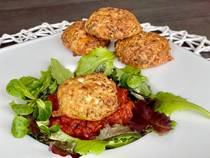 Knusprige Karfiol-Laibchen auf Tomatenragout (low carb, glutenfrei)