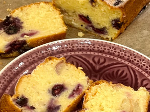 Flaumiger Rahmkuchen mit Heidelbeeren und weissen Pfirsichen