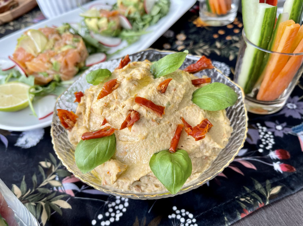 Hummus mit Basilikum und getrockneten Tomaten