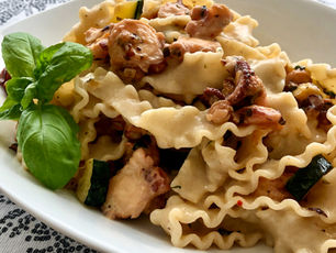 Pasta mit Oktopus, Zucchini und Mozzarella