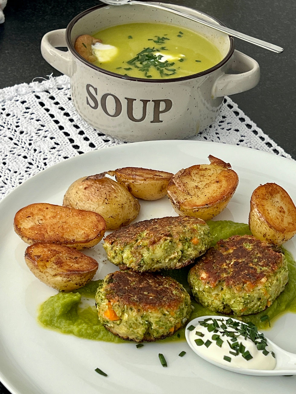 Alles Brokkoli: Brokkoli-Creme- Suppe, Brokkoli-Laibchen auf Gemüsespiegel mit Bratkartoffeln