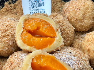 Marillen-Knödel aus Topfenteig mit Haselnussbröseln - ein Klassiker in meiner Küche!