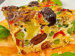 Oliven-Frittata auf Tomaten-Carpaccio