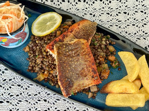 Gebratener Fisch auf Berg-Linsen mit frischem Cole-Slaw