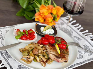 Gebratene Schlögelscheiben mit Röstgemüse, Champignons, Grilltomaten & Joghurt-Dip