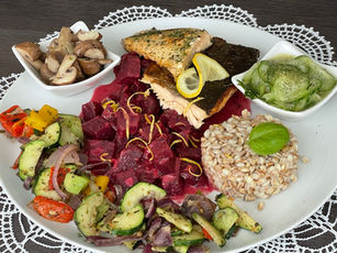 Saibling auf rote Rüben mit Emmerreis, Champignons, Röst-Gemüse & Gurkensalat ❤️