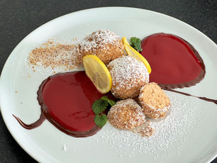 Flaumige Brösel-Topfenknödel mit Himbeere-Mus
