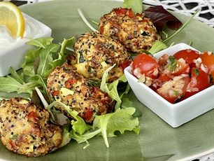 Quinoa-Gemüse-Nuggets mit Knoblauch-Dip und Tomatensalat