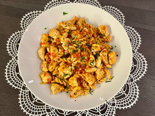 Rote Linsen Pasta mit Huhn und Gemüse-Sauce