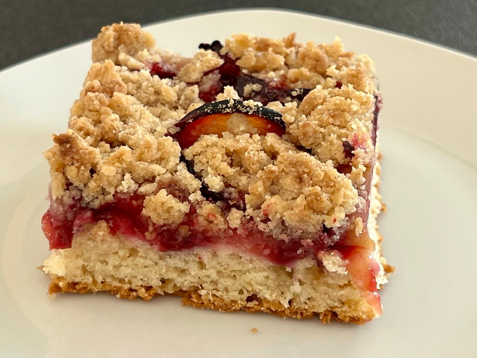 Pflaumen-Streuselkuchen mit saftigem Topfenteig