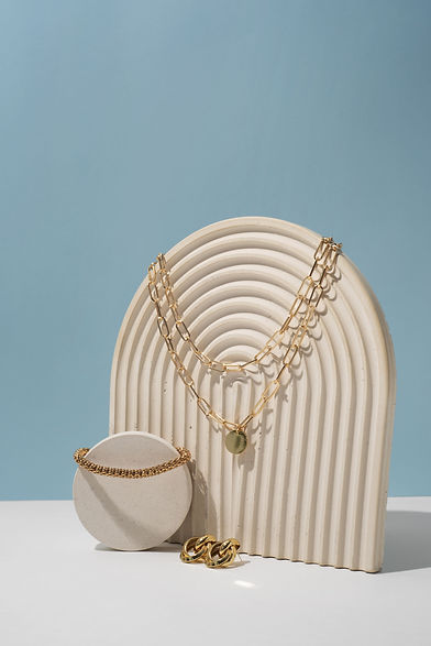 display-shiny-luxurious-golden-chain (1).jpg