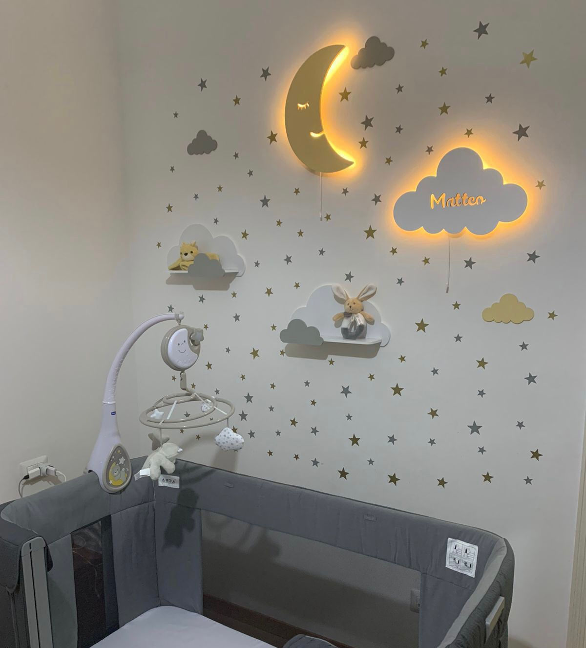 2 Regale + 2 Wandleuchten (inkl. Versand)