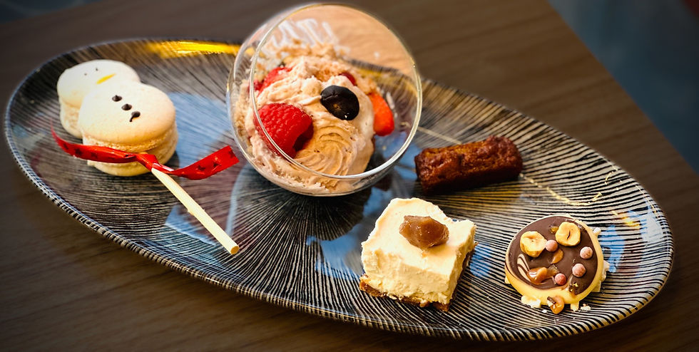 assiette de mignardise macaron vanille, cheesecake au spéculoos, pain d'épice, mendiant.