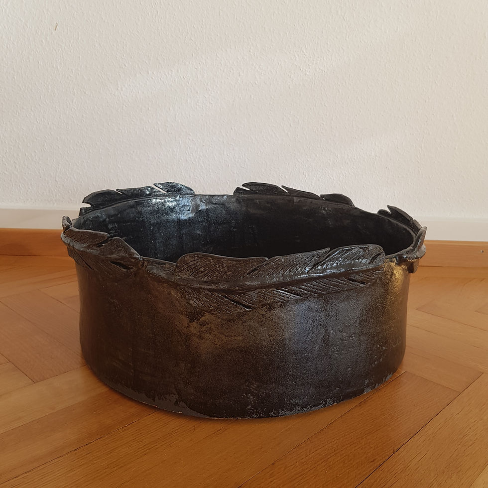 Miniaturbild: Modell Piuma mit Federn in lackschwarz