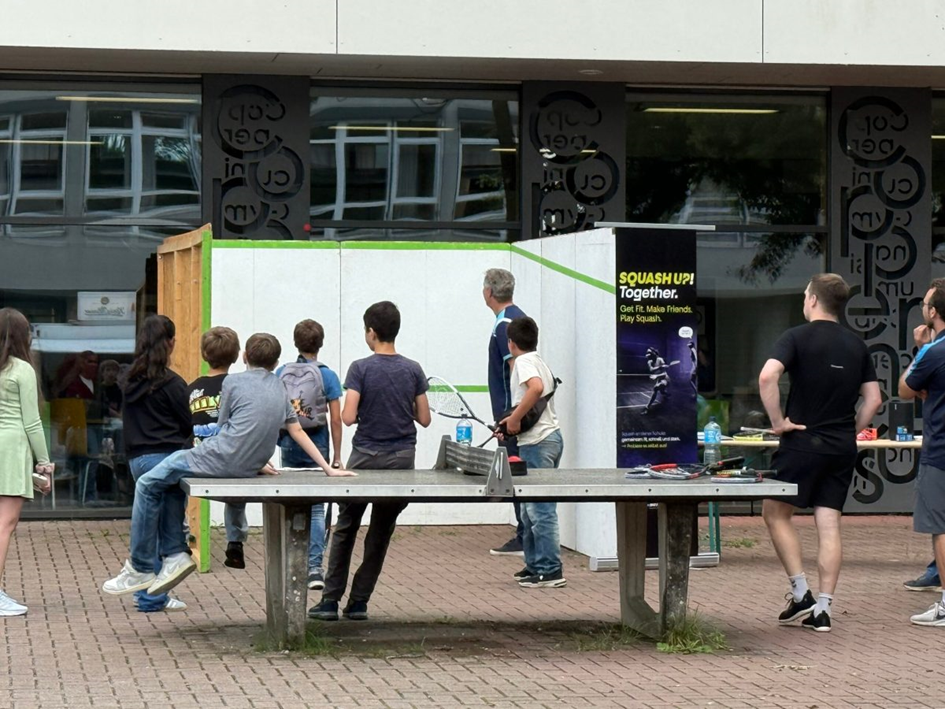 There was a lively buzz around the mobile squash court of the Schleswig-Holstein Squash Association during the open house at Coppernicus School in Norderstedt
