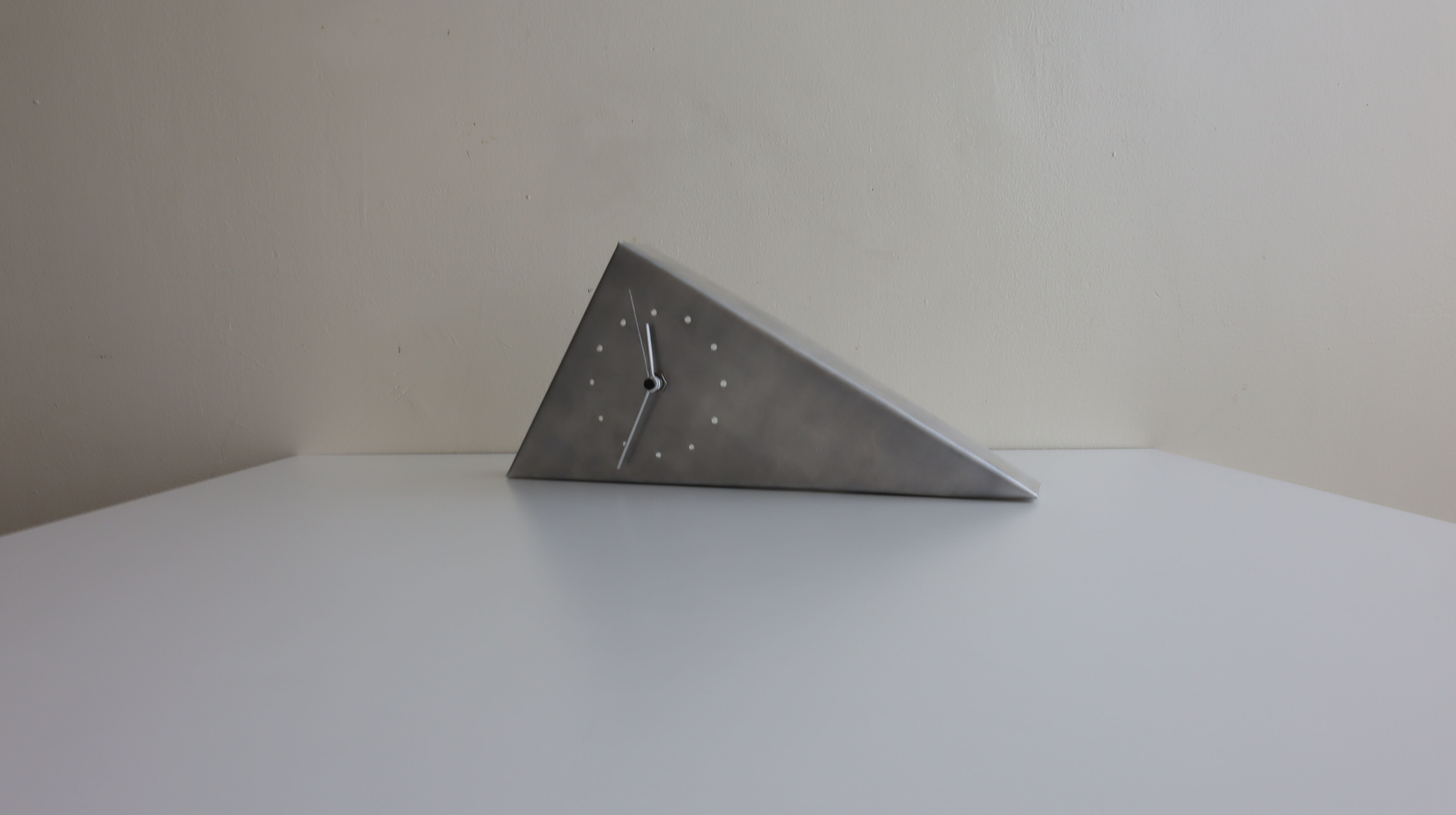 aluminum   clock　三角