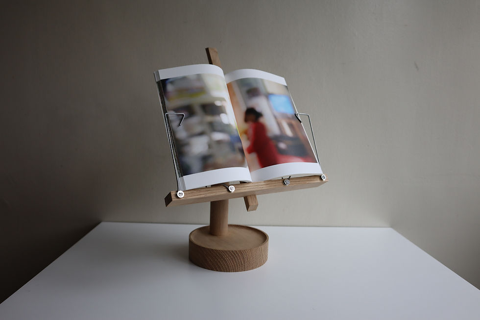サムネイル： book on the table   無垢