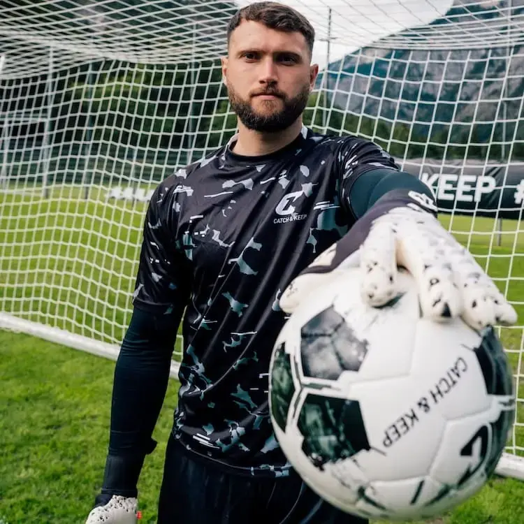 Pikkukuva: maalivahti Catch & Keep Splash maalivahdin hanskat kädessä torjuntatilanteessa