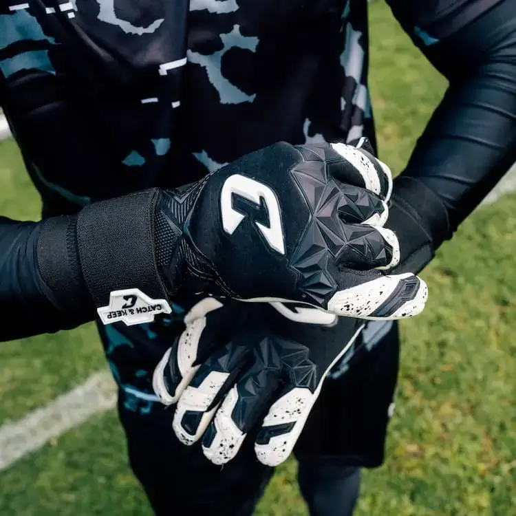 Catch & Keep Pulse X Black maalivahdin hanskat takakäsi ja punching zone lähikuvassa