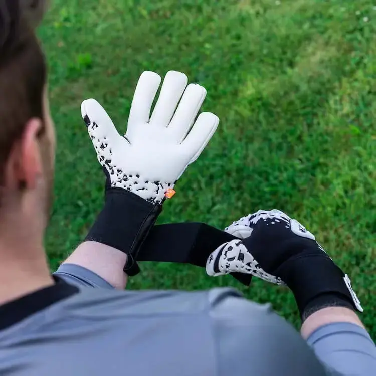 Pikkukuva: Catch & Keep Splash maalivahdin hanskat käytössä lähikuvassa grip-pinta näkyvissä