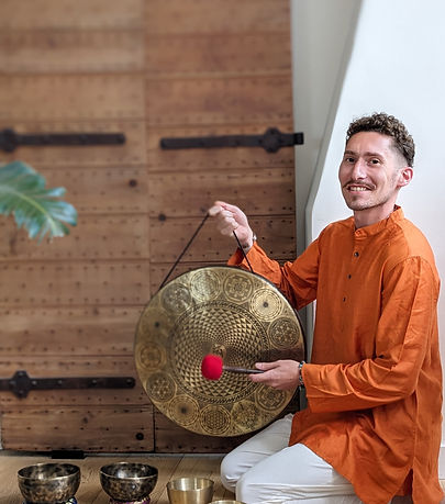 Jordan bourgeat utilisant le gong pendant un voyage sonore à Lille