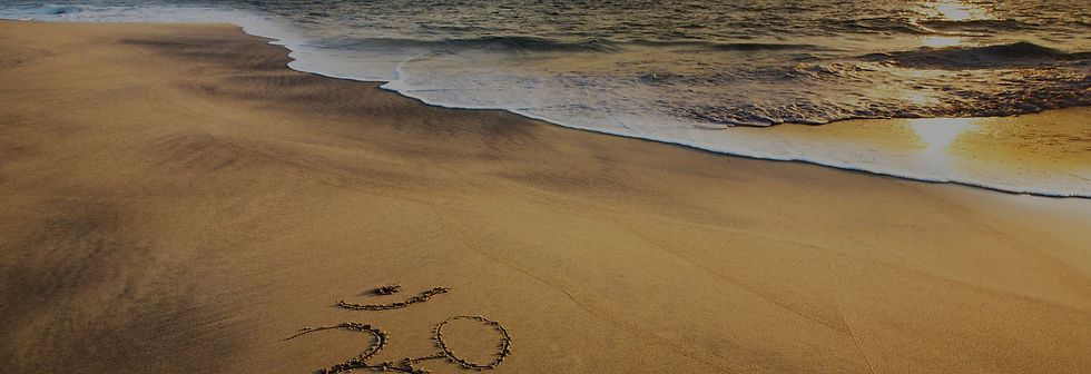 Symbole OM sur une plage au coucher de soleil