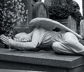 Engelsstatue lehnt traurig auf einem Grabstein – Symbol für Trauer, Verlust und den Wunsch nach innerem Frieden.