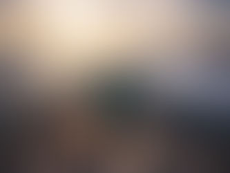 Frau auf Berggipfel mit ausgebreiteten Armen als Symbol für Selbstwert stärken und inneres Selbstvertrauen.