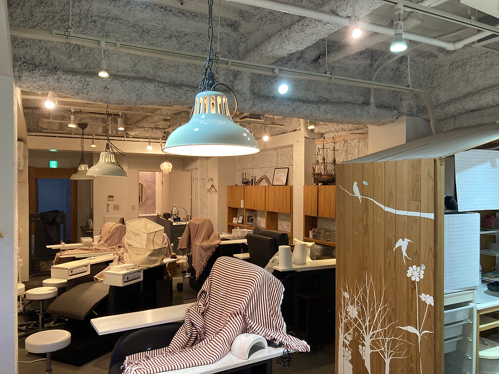 全体的にスペースにゆとりがあり温もりを感じる店内の様子