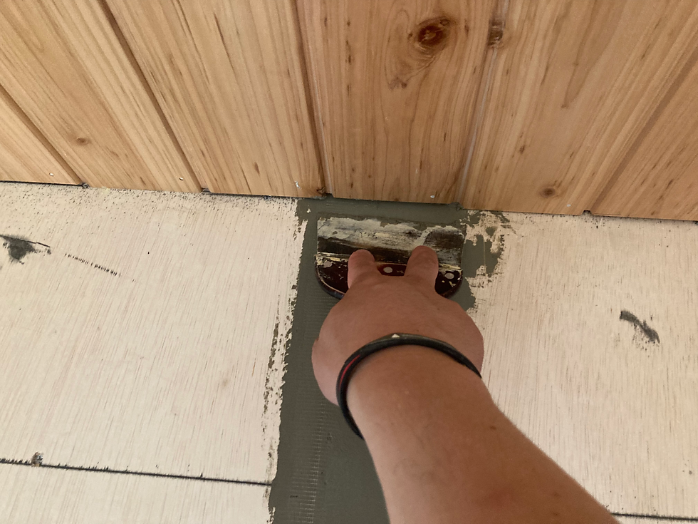 パテをかけて段差をなだらかにしていきます