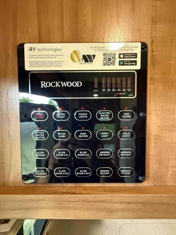 Thumbnail: SOLD | 2018 Forest River Rockwood Signature Ultra Lite 8311WS