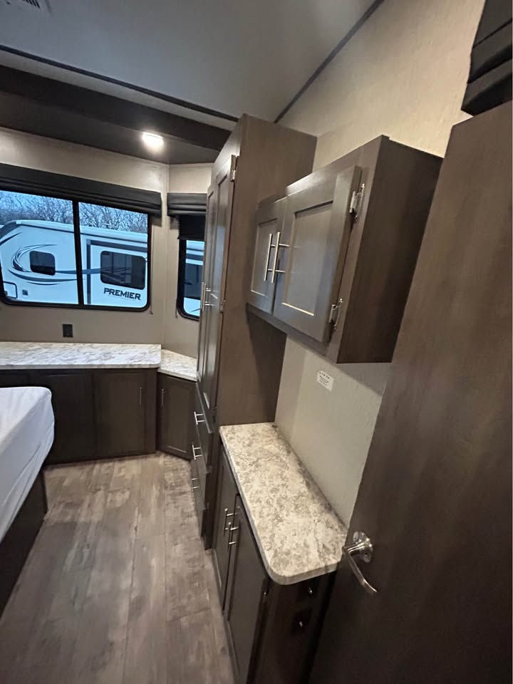 Thumbnail: SOLD | 2019 Keystone Hampton 364 MBL