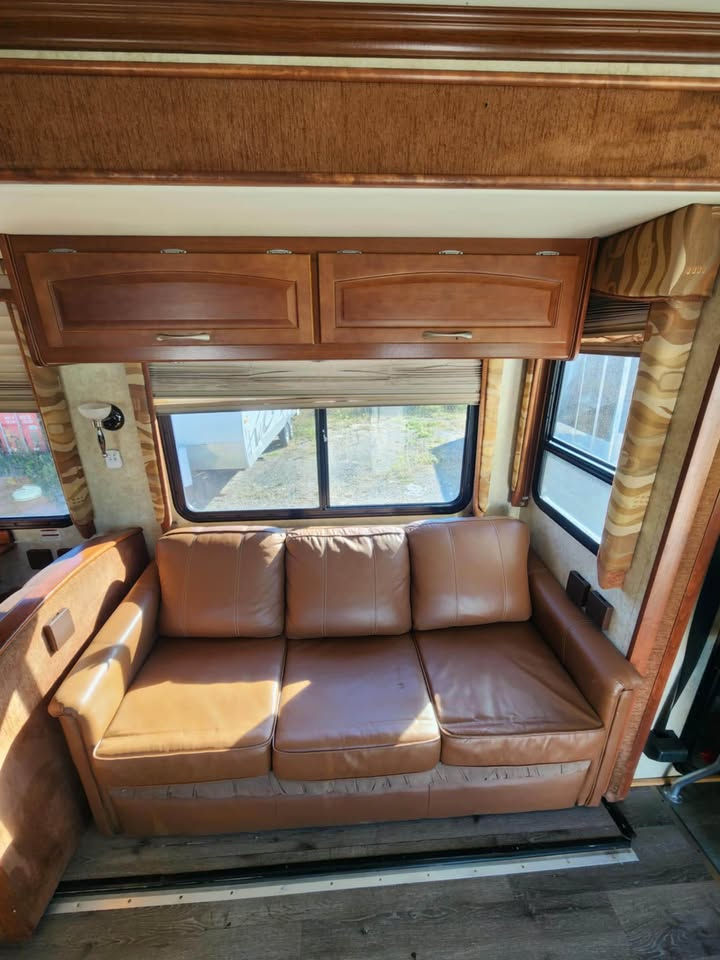 Thumbnail: SOLD | 2004 Fleetwood Pace Arrow 37c