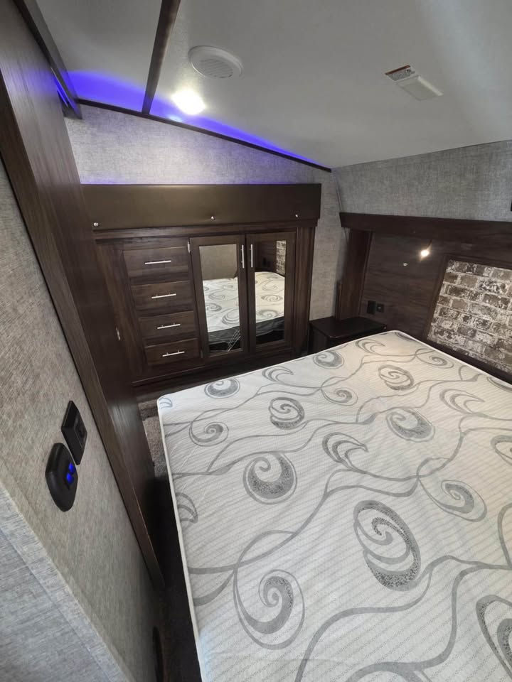 Thumbnail: SOLD | 2018 Forest River Arctic Wolf 285DRL4