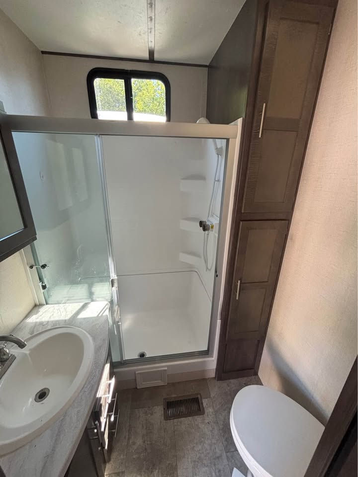 Thumbnail: SOLD | 2019 Keystone Hampton 373 RDD