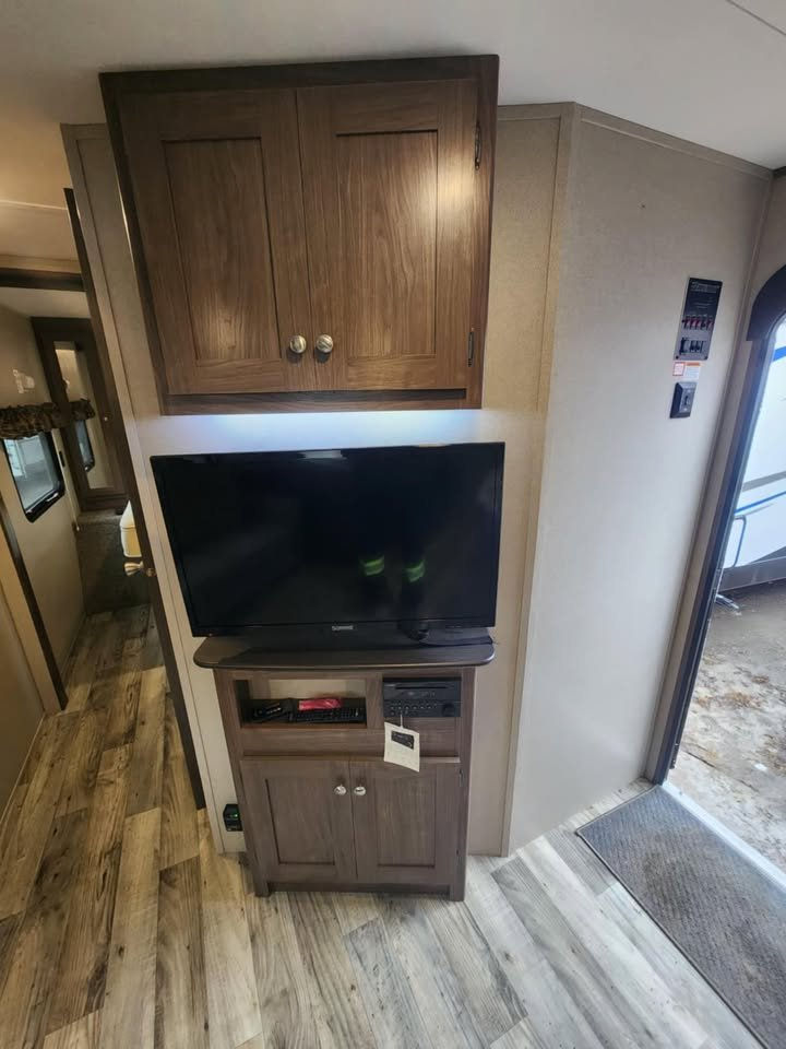 Thumbnail: SOLD | 2018 Keystone Hideout 32 BHTS