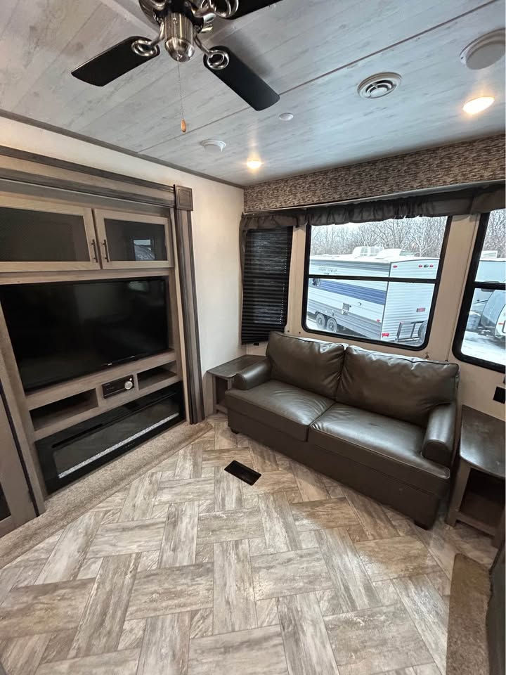 Thumbnail: SOLD | 2021 Keystone Residence 40 Loft