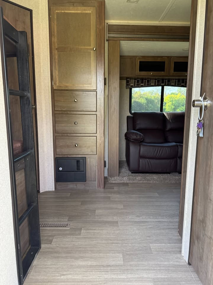 Thumbnail: SOLD | 2019 Dutchmen Coleman Lantern Edition 285 BH