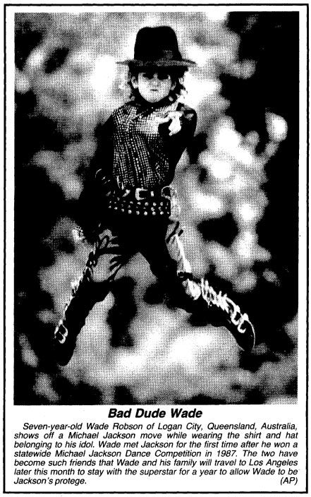 תצלום עיתונות בשחור־לבן המתעד את ווייד רובסון בילדותו כשהוא מחקה את תנועות הריקוד של מייקל ג׳קסון. הילד לובש כובע פדורה, חגורה עם ניטים, חולצה לבנה וז׳קט נוצץ, על רקע אחיד. מתחת מופיע טקסט בסגנון כתבת עיתון.