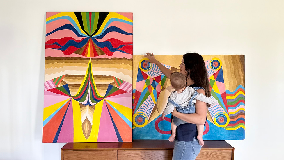 zahira y koa with the paintings