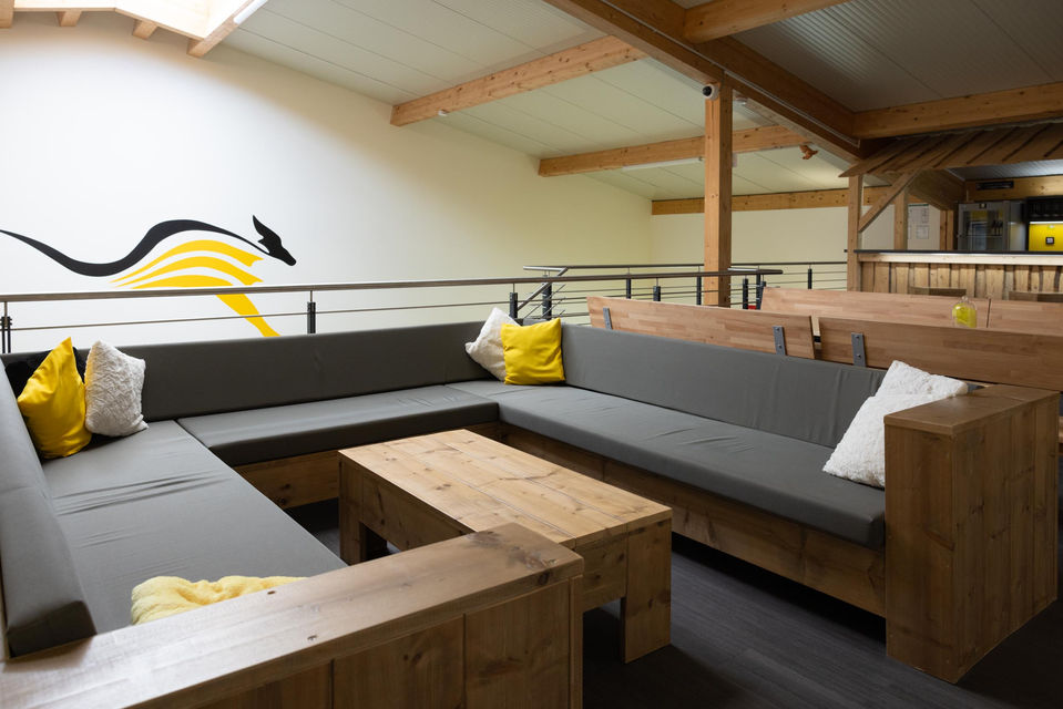 Sitzbank in Oberndorf in der JUMP IN Sporthalle in Oberndorf. Eventraum und Partyraum