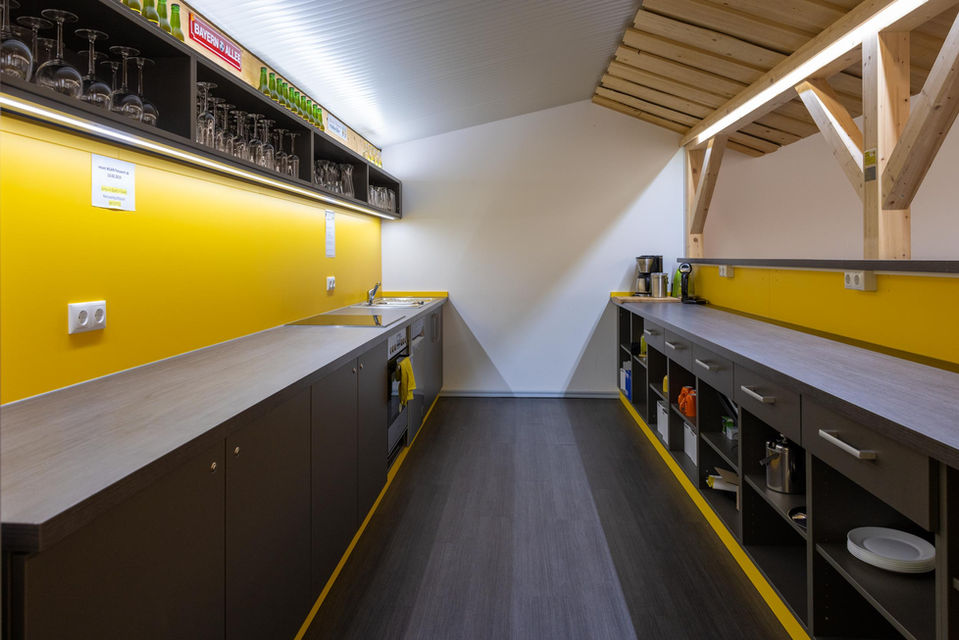 Eventraum in Oberndorf in der JUMP IN Bar mit Theke und Kühlschrank